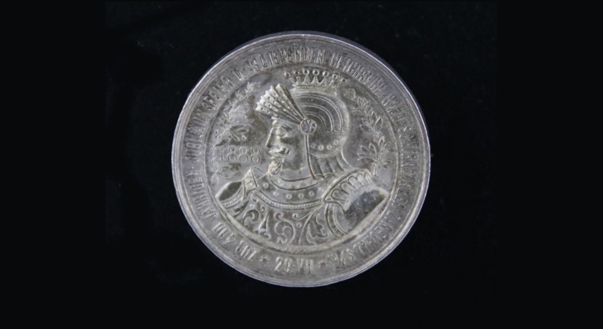 Brosche Münze 1888